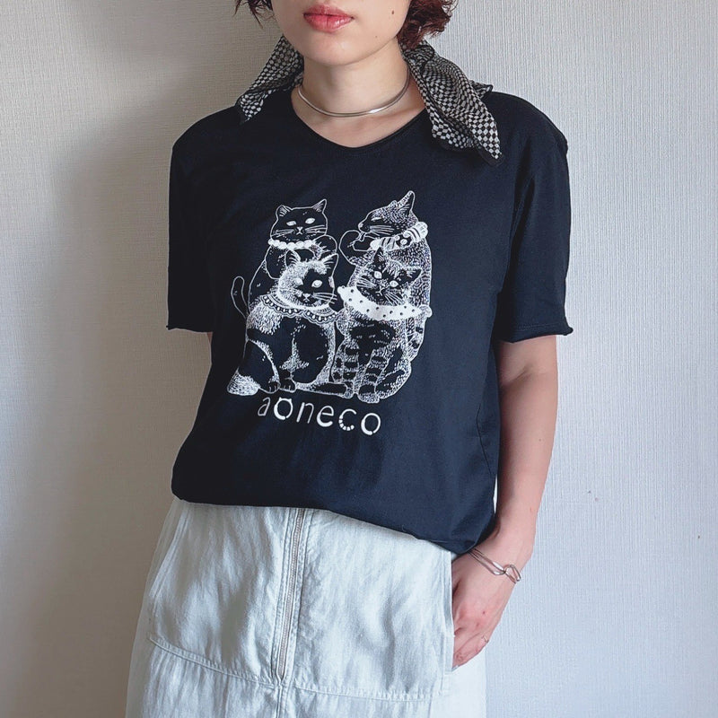 【直営限定】「4匹のネコ」プリントTシャツ